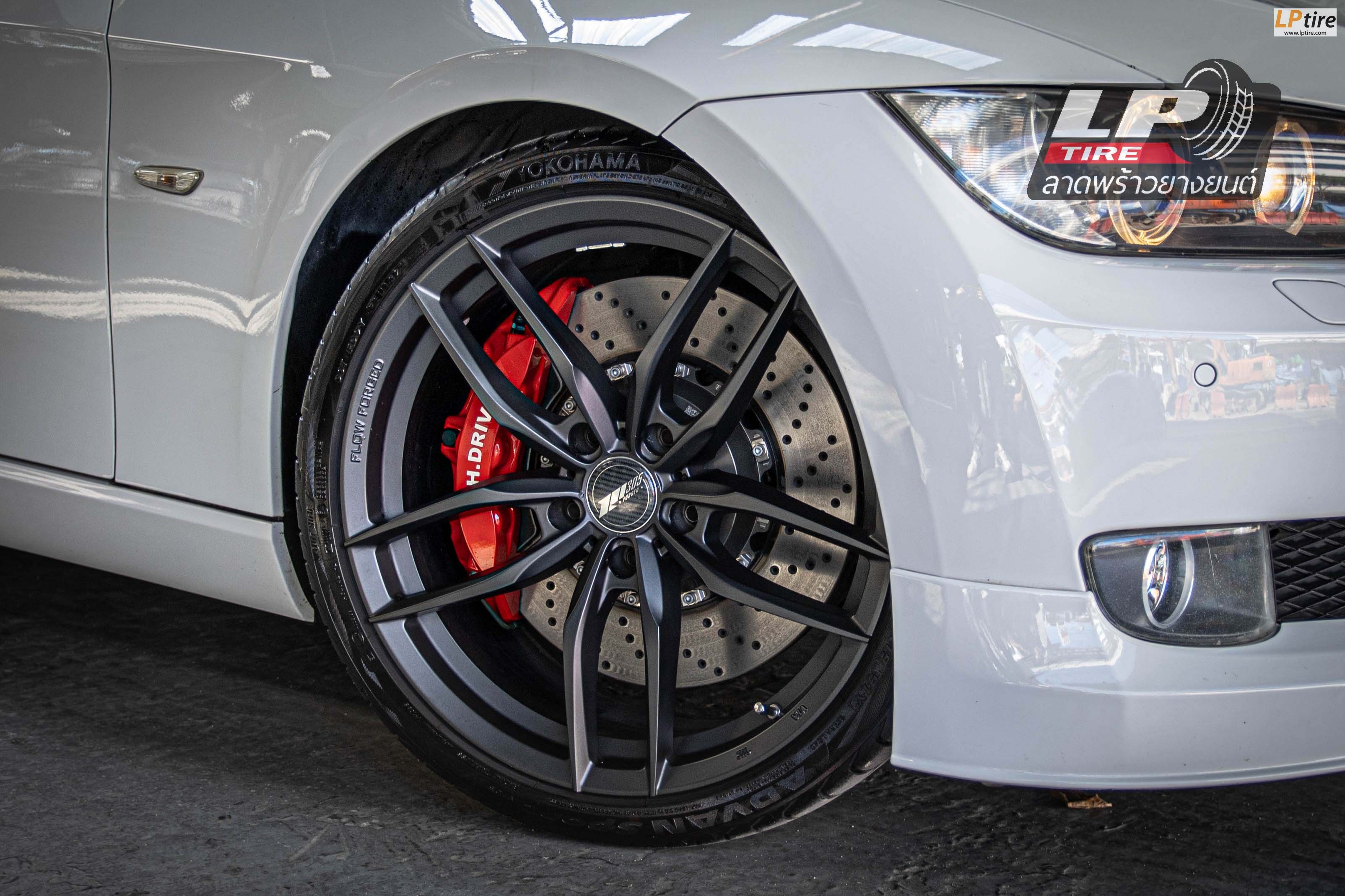 รถ - BMW 325i E93 ล้อแม็ก -305FORGED FT-105 (8029) #เทาดำเคลือบด้าน สเปค - 19x8.5 ET32 5x120 สเปค - 19x9.5 ET40 5x120 รัดยาง -YOKOHAMA ADVAN SPORT V105S เบอร์- 275/30-19 เบอร์ -235/35-19 ชุดเบรค- HDrive คาลิปเปอร์