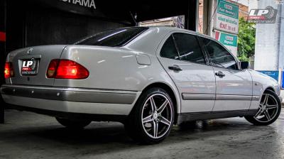 รถ - BENZ E240 ล้อแม็ก - AMG STYLE 6 เทากลึงหน้าเงา สเปค - 18x8.5 ET35 5x112 รัดยาง - KUMHO ECSTA PS71 เบอร์ - 225/45-18
 