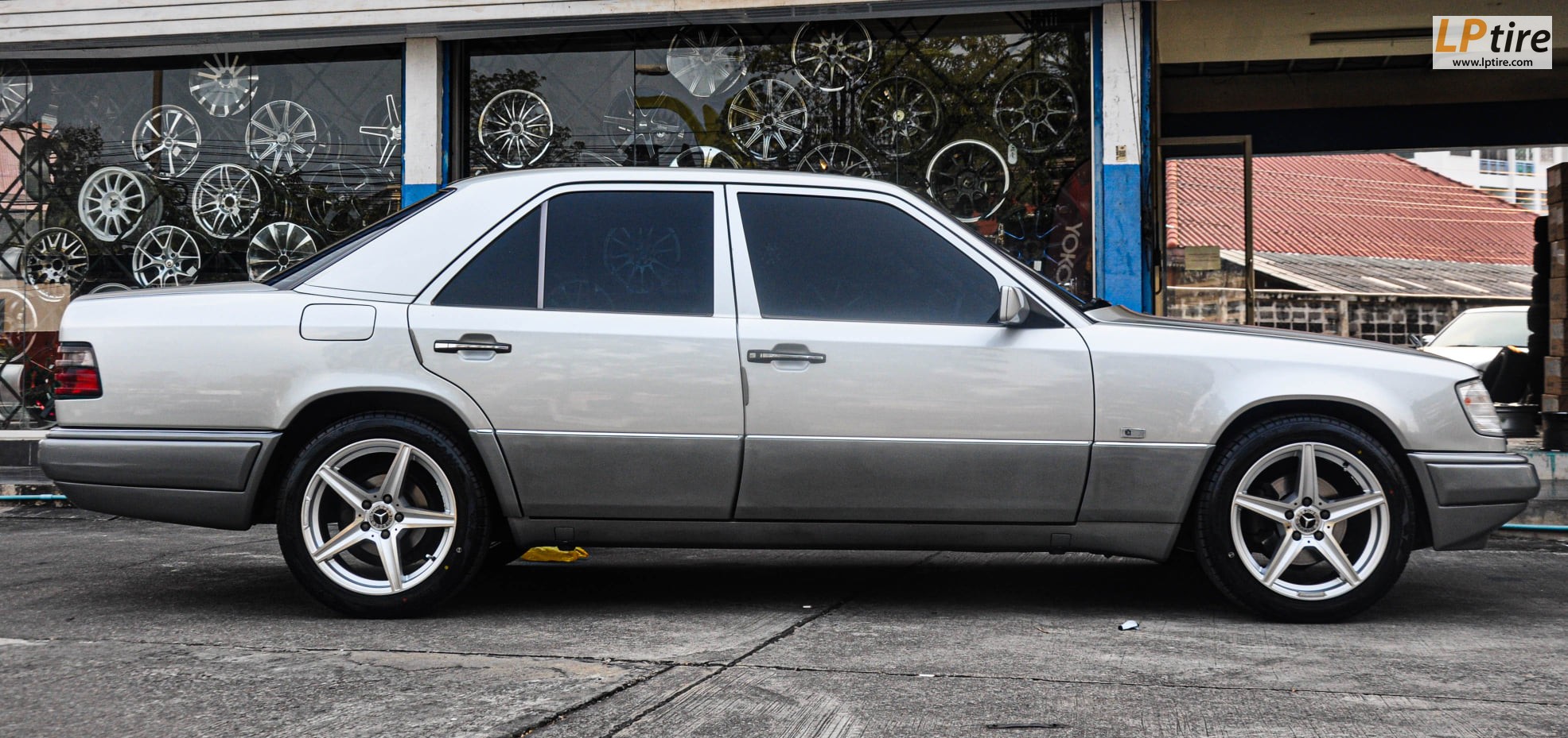 
BENZ E-Class W124 จัดล้อแม็ก ลาย AMG EDITION-5 17x8นิ้ว 5x112 ET35 Hyper Silver หน้าเงา
พร้อมยาง 215/50R17 KC2000
