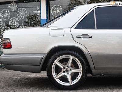 
BENZ E-Class W124 จัดล้อแม็ก ลาย AMG EDITION-5 17x8นิ้ว 5x112 ET35 Hyper Silver หน้าเงา
พร้อมยาง 215/50R17 KC2000
