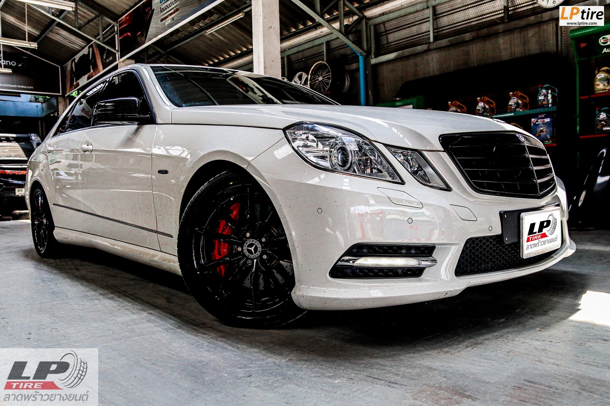 BENZ E-Class W212 E200 จัด ล้อแม็กแท้ NICHE RAINIER ขอบ18x8 ET42 5x112 สีดำเงา พร้อมยาง #YOKOHAMA AE51 235/40-18 สวยดุมากครับ