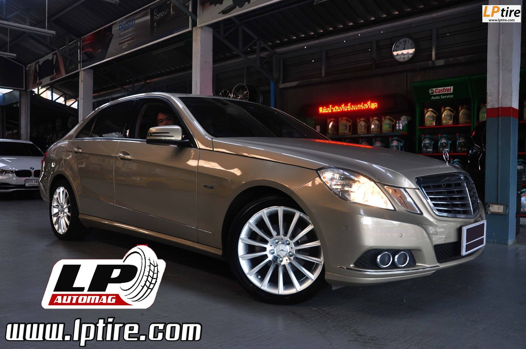 BENZ E-Class W212 E200 มาเปลี่ยนแม็ก EDITION6 18x8 ET35 5x112 HSหน้าเงา พร้อมยาง ยางรถยนต์ YOKOHAMA AE50 245/40-18 / YOKOHAMA AE50 265/35-18
สวยหรูมากๆครับ