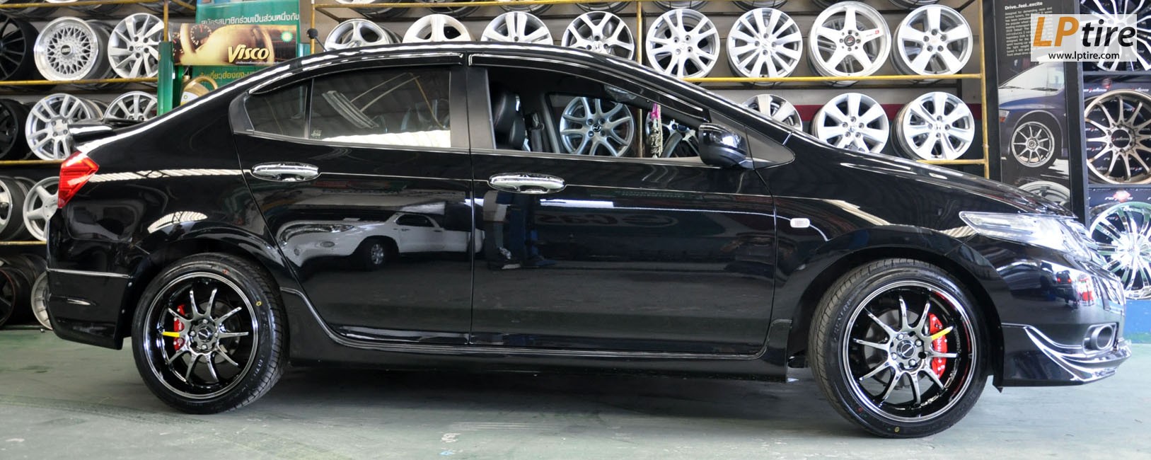 Honda City + แม็กนอกลาย Advan RZ-DF 17นิ้ว สี Black Chrome + ยาง DUNLOP LM703 205/45-17