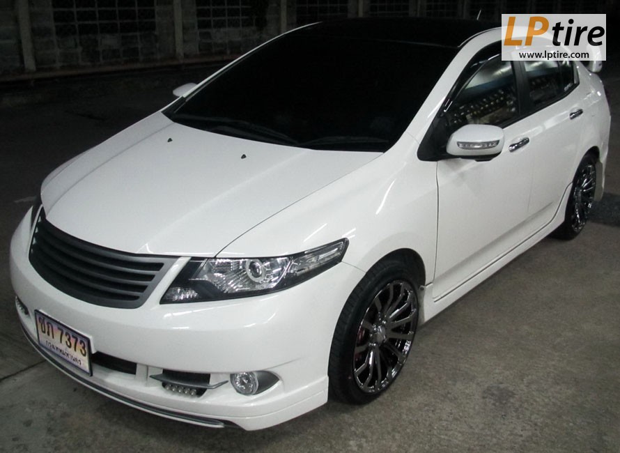 Honda City + ล้อแม็ก Cosmic Venerdi Caterina 17นิ้ว สีBlack Chrome + DUNLOP LM 703 205/45-17