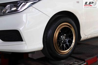 


รถ - HONDA CITY  ล้อแม็ก - OASIS  YAKUZA สีดำด้านขอบทอง สเปค - 15x7 4x100 ET35 รัดยาง - ECOPIA EP300 เบอร์ - 195/60R15(ยางเดิม)


