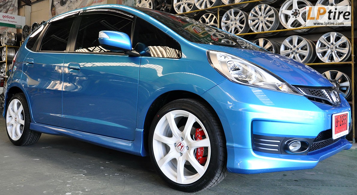 Honda Jazz + ล้อแม็ก SSW Type-R 17นิ้ว สีขาว + ยาง DUNLOP LM703 205/45-17