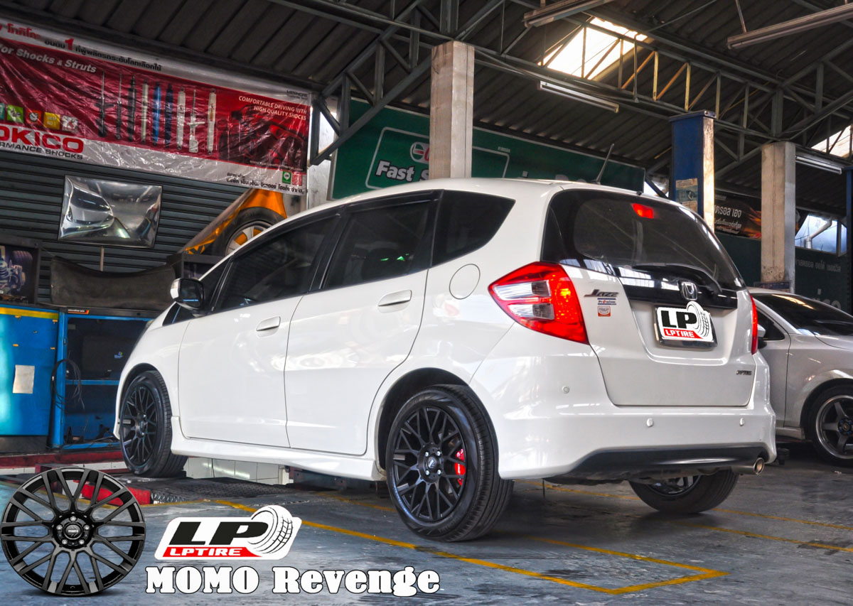 Honda Jazz + ล้อแม็ก MOMO Revenge 17นิ้ว สีดำด้าน + ยางรถยนต์ YOKOHAMA AE50 205/45-17