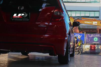 รถ - HONDA JAZZ ล้อแม็ก - RAYS28N ดำเงา สเปค - 15x7 ET35 4x100 ยาง - ALLIANCE AL30 030Ex
เบอร์ - 195/55-15 น็อตล้อ L30 12X1.5 (แดงขอบดำ)