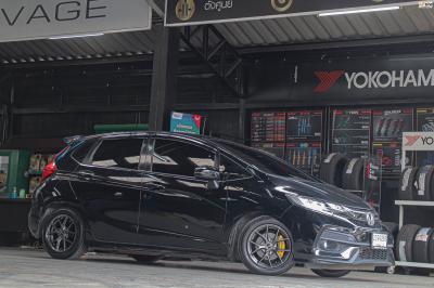 รถ - HONDA JAZZ ล้อแม็ก -LENSO JAGER DYNA HD สเปค - 15x6.5 ET38 4x100 ยาง - LENSO D-1CS
เบอร์ - 195/55-15 สปริง - YSS สีแดง โหลด 30-40 แผ่นปิดกันกระแทกใต้ห้องเครื่อง ( UnderGuard )