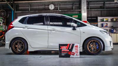 
HONDA JAZZ GK จัดล้อแม็ก #LENSO RACE-3 15x7.5 ET35 4x100 #สีน้ำตาลไหม้ คู่ยางยนต์ HANKOOK K-120 195/55-15


พร้อมจัดสปริงโช๊คอัพ #YSS HONDA JAZZ + ฝาครอบ #BREMBO สีน้ำเงิน สวยงามลงตัวครับ
