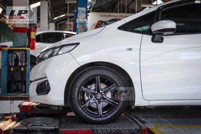 รถ - HONDA JAZZ GK ล้อแม็ก - LENSO JAGER-CRAFT สีดำขลิบเงิน สเปค - 15x7 4x100 ET35 รัดยาง - MAXXIS MA-P3 เบอร์ - 185/60-15