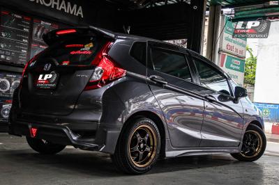 รถ - HONDA JAZZ GK ล้อแม็ก -COSMIS TYPE-GV.2 ดำขอบไดร์ทองข้างก้านไดร์ทองตัวหนังสือ
สเปค - 15x7 ET35 4x100 รัดยาง - YOKOHAMA A-DRIVE AA01 เบอร์ - 195/55-15