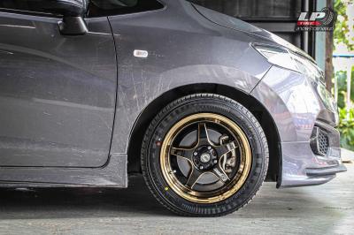 รถ - HONDA JAZZ GK ล้อแม็ก -COSMIS TYPE-GV.2 ดำขอบไดร์ทองข้างก้านไดร์ทองตัวหนังสือ
สเปค - 15x7 ET35 4x100 รัดยาง - YOKOHAMA A-DRIVE AA01 เบอร์ - 195/55-15