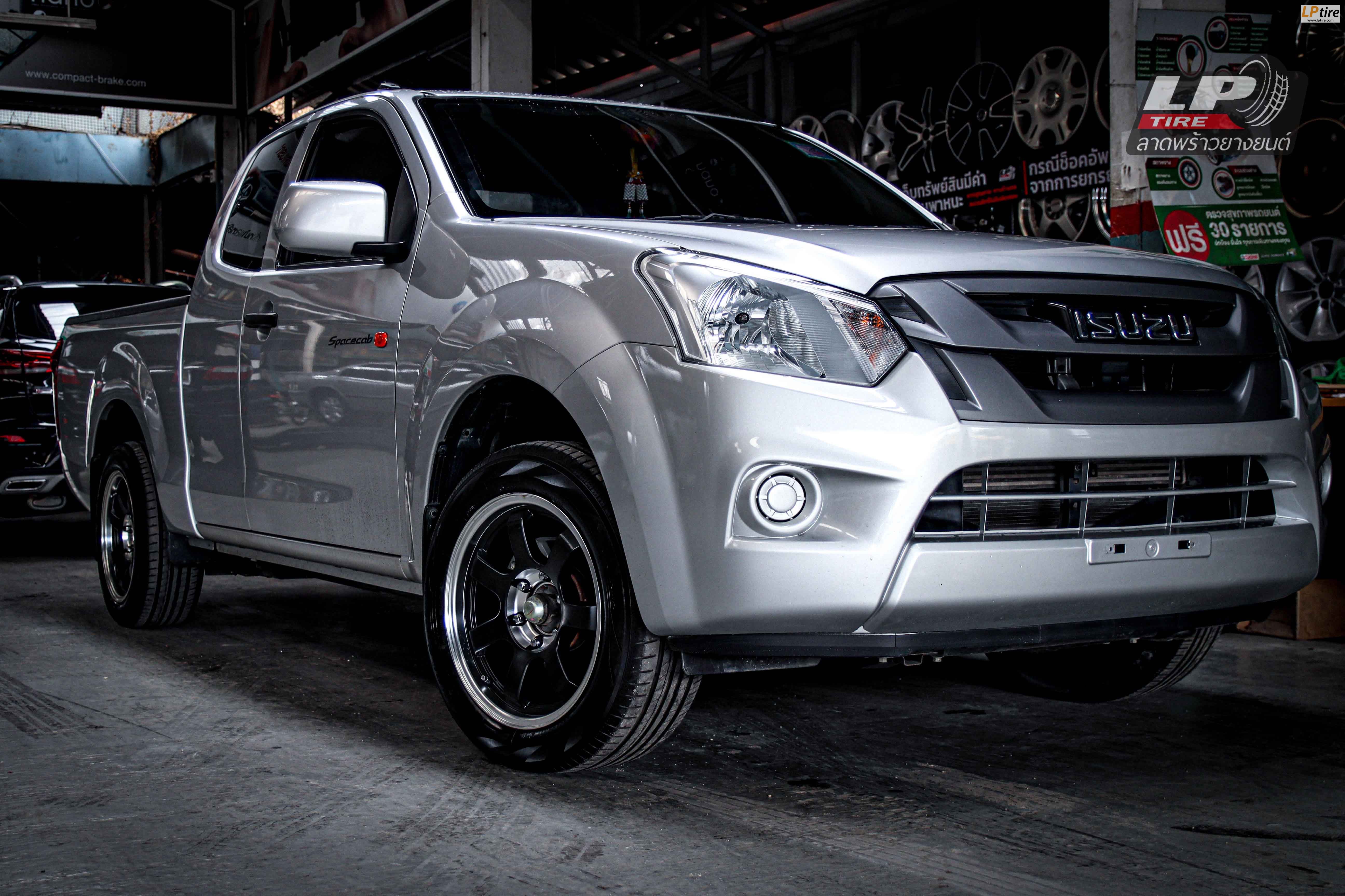 
รถ - ISUZU D-MAX ล้อแม็ก - SSW S080 ดำด้านขอบเงาด้าน สเปค - 17x8 ET25 6x139.7 รัดยาง - YOKOHAMA AE50 เบอร์ - 225/55-17
