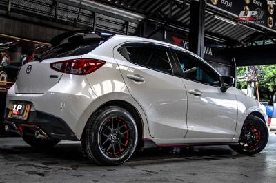 รถ - MAZDA 2 ล้อแม็ก - ENKEI SC40 ดำด้านอัดเดอร์คัตแดง สเปค - 15x7 ET35 4x100 รัดยาง -YOKOHAMA AE51 เบอร์ - 195/60-15