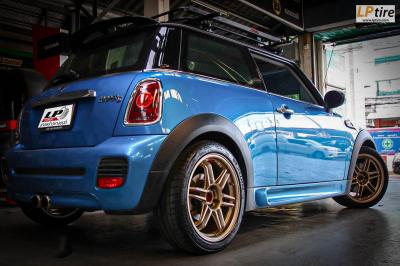 รถ - MINI COOPER
ล้อแม็ก - ADVANTI MI525 ไททาเนียม
สเปค - 17x7 ET40 4x100