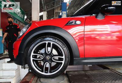 MINI COOPER จัดแม็กมือสอง&nbsp;#MINI&nbsp;17X7 4H100&nbsp;#สีดำหน้าเงา
ใส่ยางเดิมยังสวยงามมาก