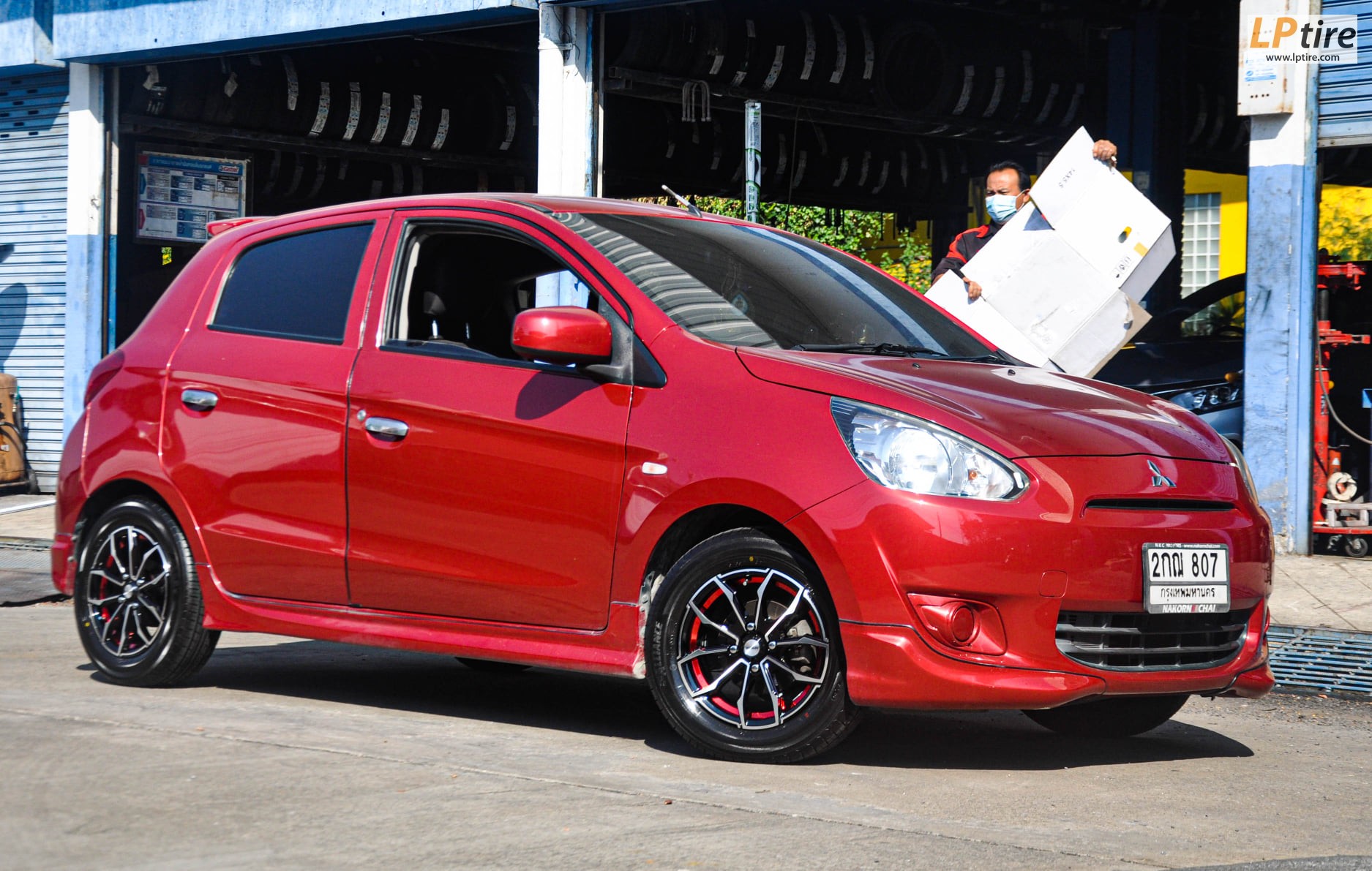 MITSUBISHI MIRAGE จัดล้อ INFERNO 0847 14x5.5 ET35 4x100 ดำหน้าเงาอันเดอร์คัตแดง
YOKOHAMA ALLIANCE 030Ex MADE IN JAPAN 175/65-14
สวย งาม ครับ