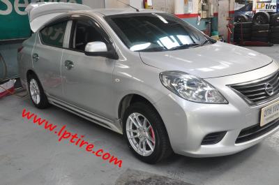 NISSAN ALMERA แวะมาเปลี่ยนรองเท้า
จัดล้อ RF2 2225 15x7 ET38 4x100 HSหน้าเงา
รัดด้วยยางคุณภาพ DUNLOP 195/55-15 LM704นุ่ม เงียบ..ด้วยสมรรถนะแบบ Sport