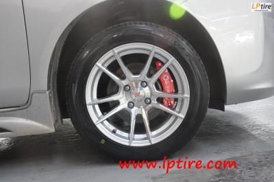 NISSAN ALMERA แวะมาเปลี่ยนรองเท้า
จัดล้อ RF2 2225 15x7 ET38 4x100 HSหน้าเงา
รัดด้วยยางคุณภาพ DUNLOP 195/55-15 LM704นุ่ม เงียบ..ด้วยสมรรถนะแบบ Sport