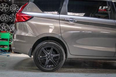 รถ - SUZUKI ERTIGA II (NC) ล้อแม็ก -SSW S379 ดำขลิบเงิน สเปค - 16x7 ET35 5x114.3
รัดยาง - YOKOHAMA V552 เบอร์ - 205/55-16