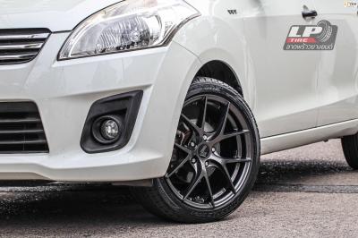 รถ - SUZUKI ERTIGA I (ZE) ล้อแม็ก - LENSO Jager Dyna HD สเปค -17x7.5 ET35 5x114.3
รัดยาง - DEESTONE R702 เบอร์ - 205/45-17