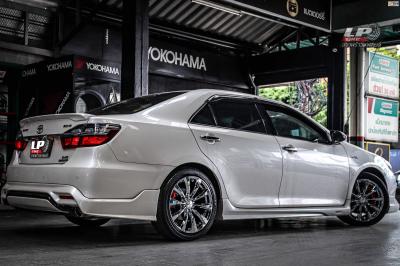 รถ -TOYOTA CAMRY ล้อแม็ก - VENERDI Madelena F20K48 โครเมี่ยม สเปค - 18x8 ET42 5x114.3