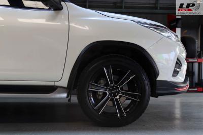 #TOYOTA#FORTUNER จัดแม็ก LENSO #ROAD&TERRAIN 20x9.5 ET20 6x139.7 #ดำเงาขลิปเงิน +ฝาครอบดุมล้อ ใส่ยางเดิมยังสวยงาม