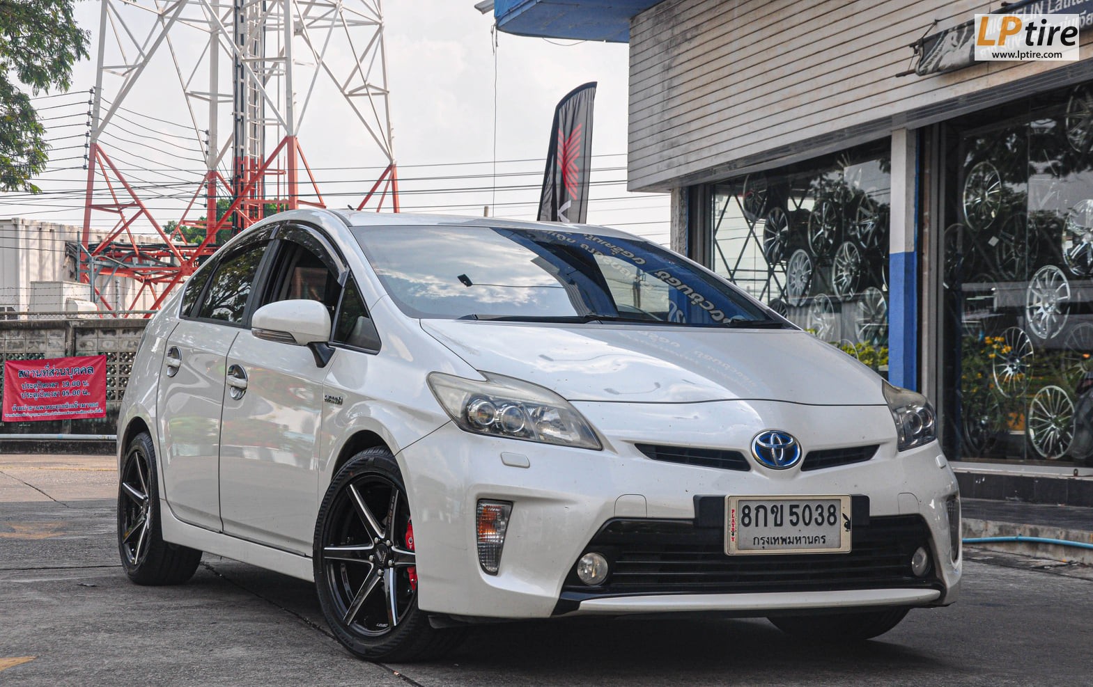 toyota prius มาจัดล้อแท้ LENSO JAGER CRAFT 17 5/100 พร้อมยาง 215/50R17 DEESTONE ปี 20 สวยงามครับ