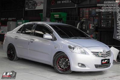 รถ - TOYOTA VIOS ล้อแม็ก - ENKEI SC40 ดำด้านอัดเดอร์คัตแดง สเปค - 15x7 ET35 4x100 รัดยาง - BRIDGESTONE RE005 เบอร์ - 195/55-15