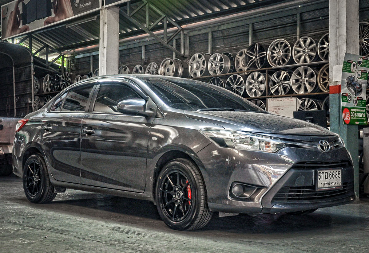 Toyota Vios + แม็กลาย VOSSEN TFR 15นิ้ว สีดำเงา + ยาง ALLIANCE 030Ex MADE IN JAPAN 195/55-15