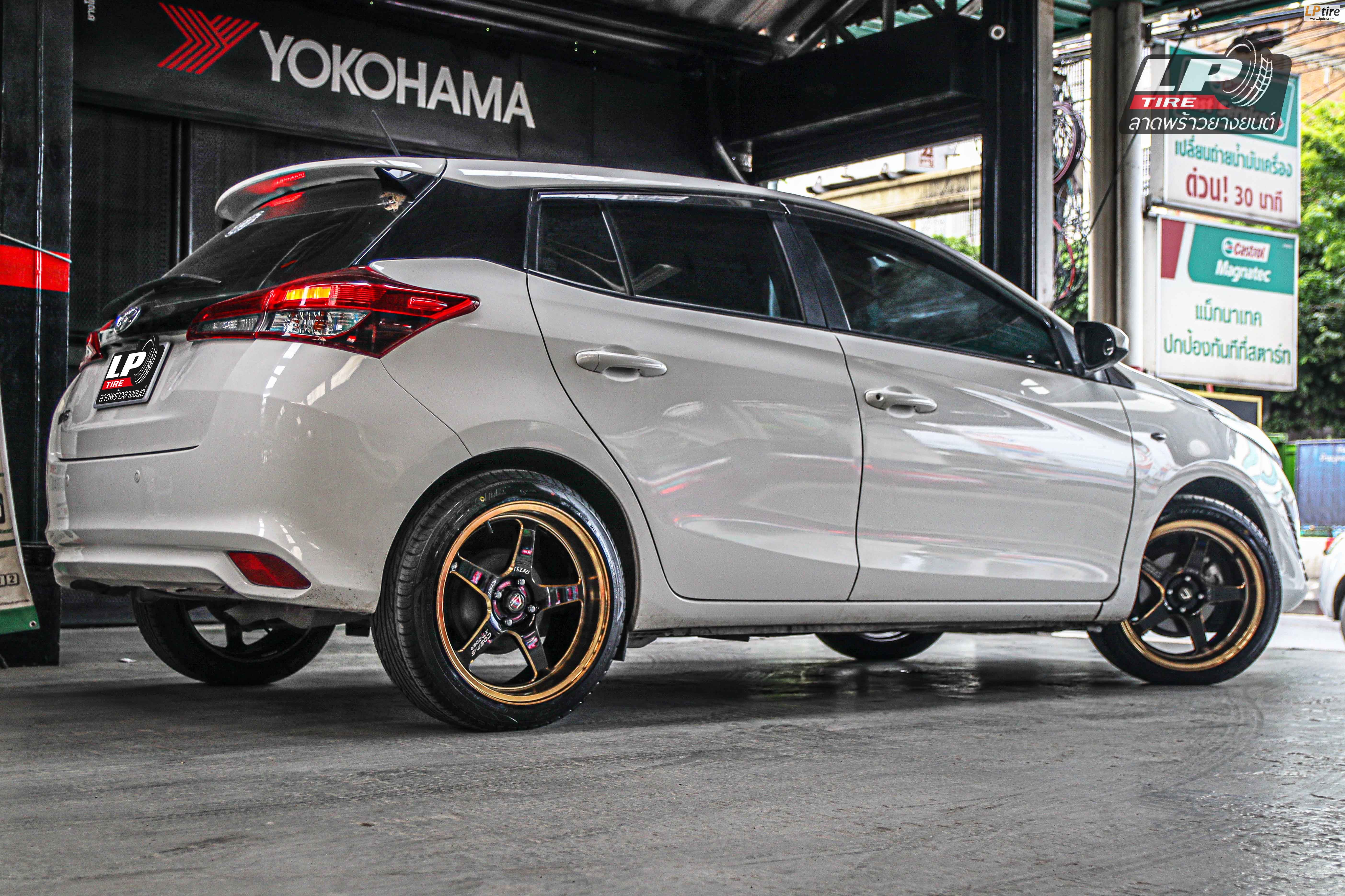 รถ -TOYOTA YARIS ล้อแม็ก - Cosmis XT-005 ดำขลิบทอง สเปค - 17x7.5 ET30 4x100 รัดยาง - DEESTONE R702 เบอร์ - 205/45-17