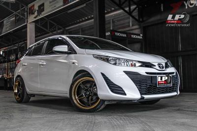 รถ -TOYOTA YARIS ล้อแม็ก - Cosmis XT-005 ดำขลิบทอง สเปค - 17x7.5 ET30 4x100 รัดยาง - DEESTONE R702 เบอร์ - 205/45-17