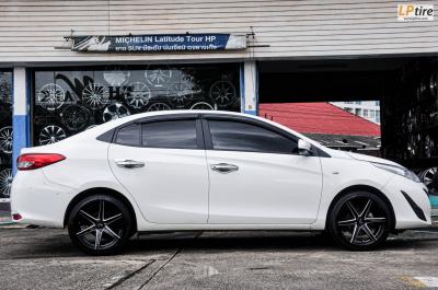 TOYOTA YARIS จัดล้อแท้ LENSO JAGER CRAFT 17x7.5 4/100 พร้อมยาง 205/45-17 DEESTONE R702 สวยครับ