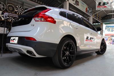 รถ - VOLVO V40 ล้อแม็ก - LENSO Jager Dyna สีดำด้าน สเปค - 17x7.5 5x108 ET35 รัดยาง - YOKOHAMA Advan dB Decibel V552 เบอร์ - 215/55R17 (ยางเดิม)